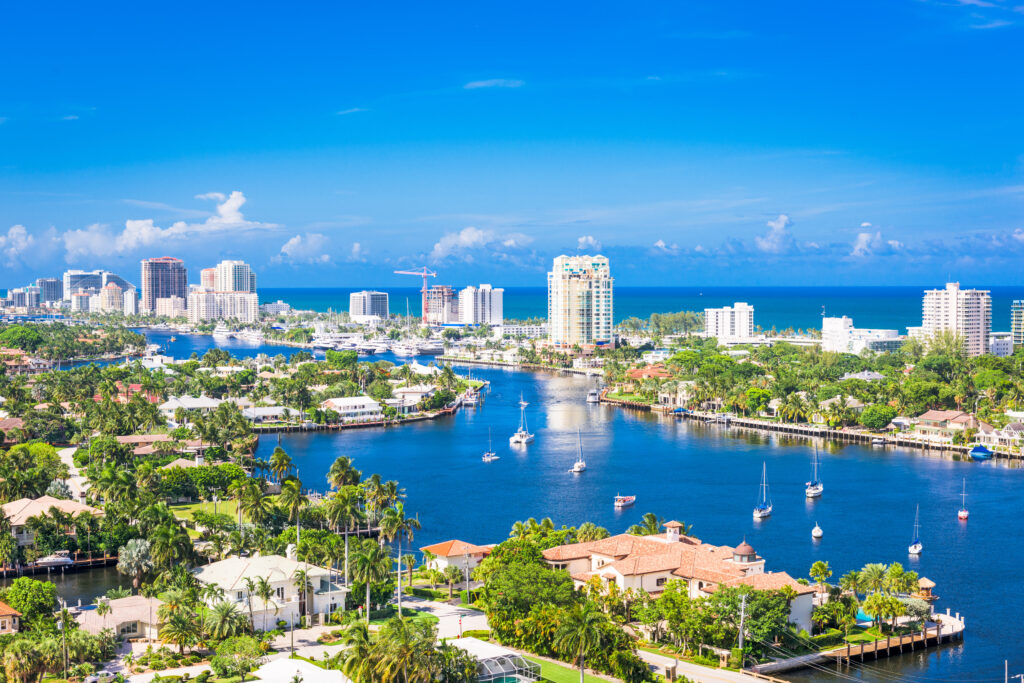 Empresario hispano trabajando en el informe anual de Florida 2026 desde su oficina